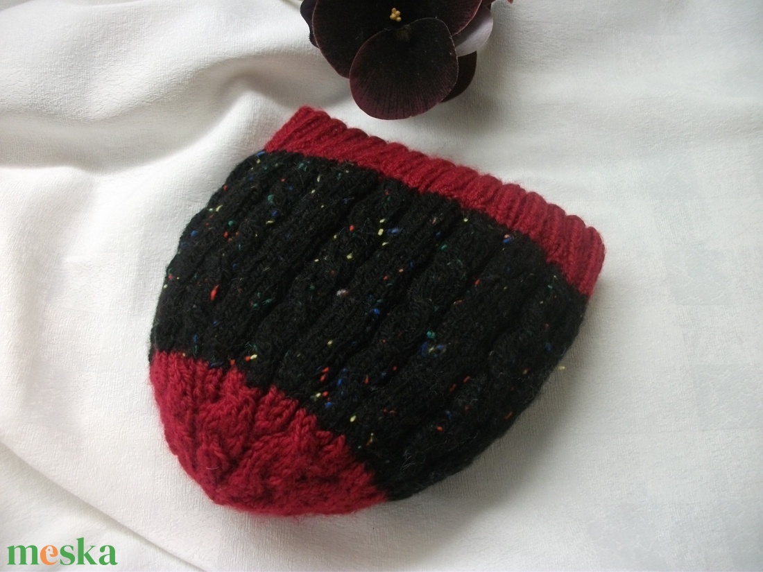 Kötött, fekete bordó sapka, színes, vidám, , meleg, női, sorozat - ruha & divat - sál, sapka, kendő - sapka - Meska.hu