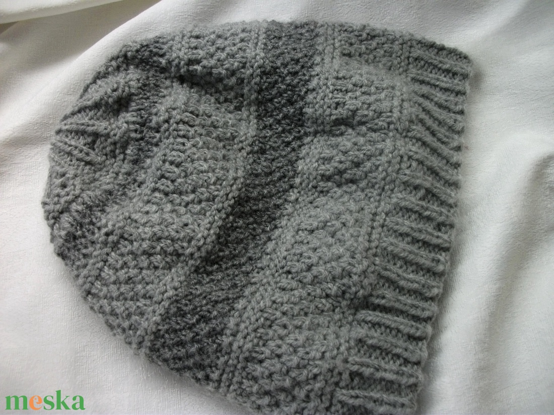 Szürke két árnyalatából kötött  sapka - ruha & divat - sál, sapka, kendő - sapka - Meska.hu