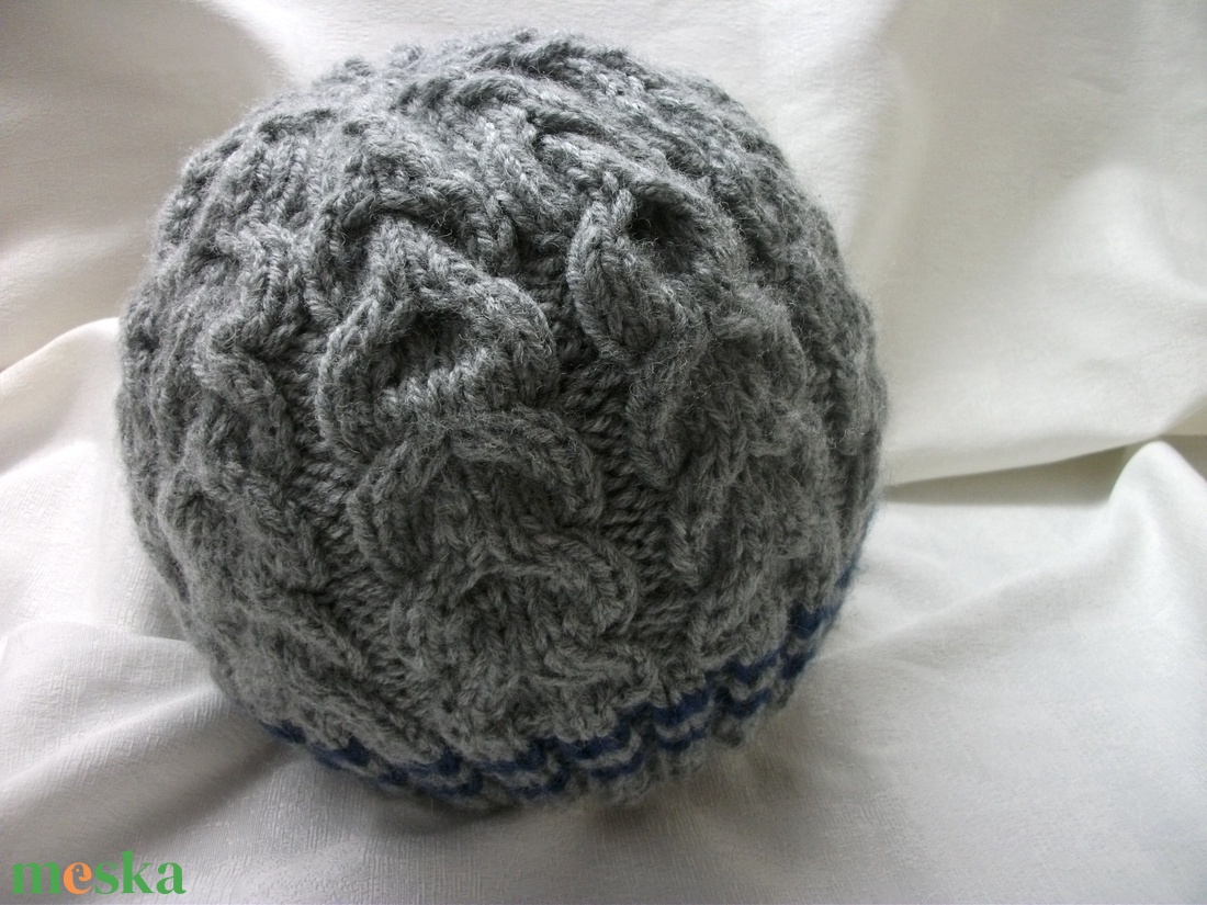 Gyapjút tartalmazó,közép szürke,  nagyon vastag, jó tartású fonalból kötött  sapka - ruha & divat - sál, sapka, kendő - sapka - Meska.hu