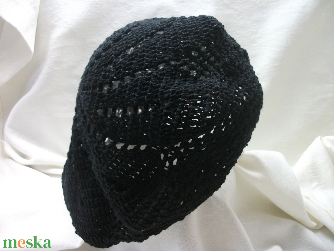 Fekete horgolt barett sapka pamut fonalból - ruha & divat - sál, sapka, kendő - sapka - Meska.hu