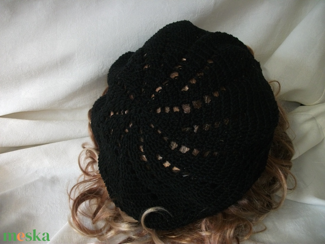 Fekete horgolt barett sapka pamut fonalból - ruha & divat - sál, sapka, kendő - sapka - Meska.hu