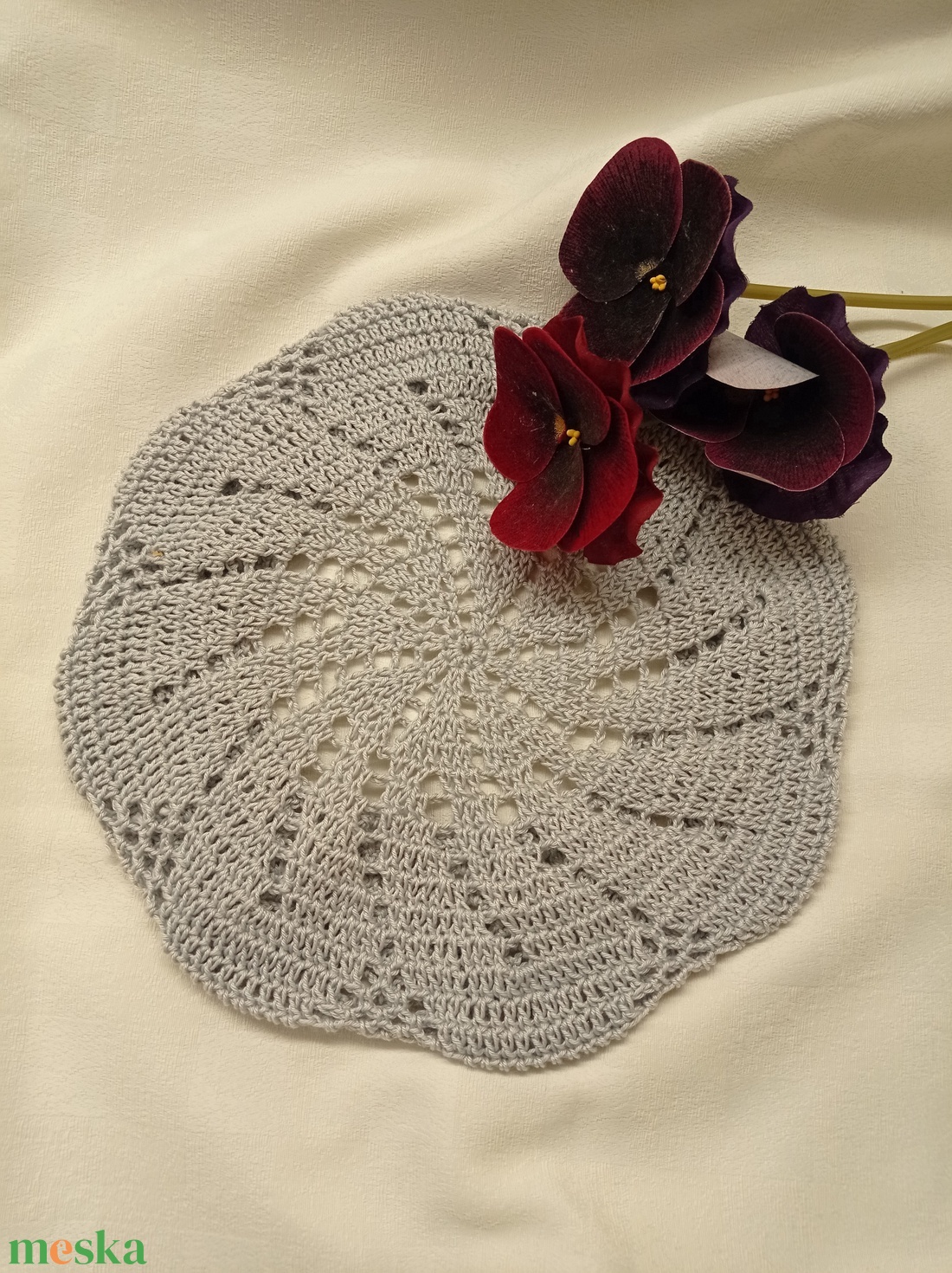 Halvány szürke, vékony pamutból horgolt barett sapka - ruha & divat - sál, sapka, kendő - sapka - Meska.hu