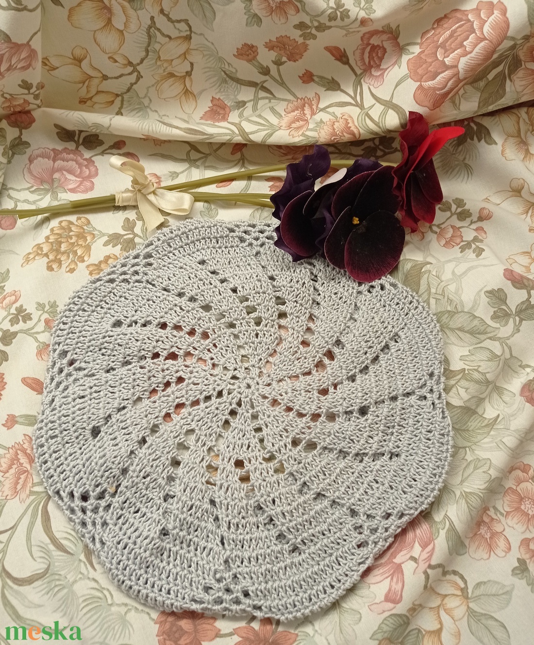 Halvány szürke, vékony pamutból horgolt barett sapka - ruha & divat - sál, sapka, kendő - sapka - Meska.hu