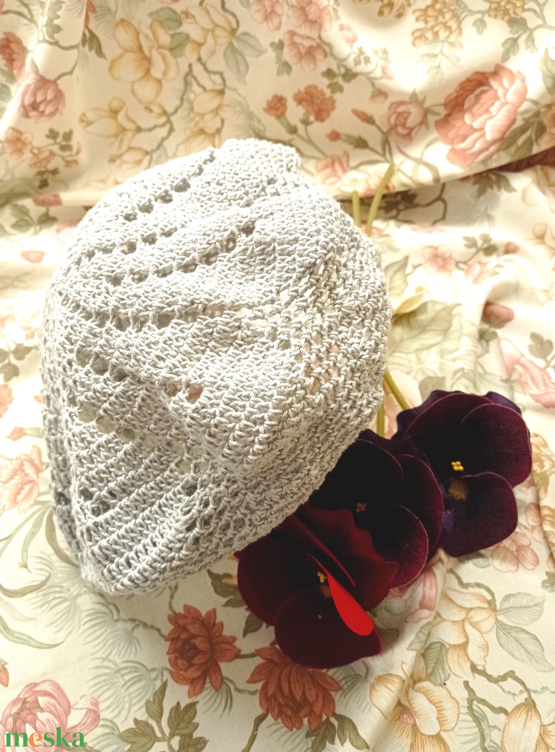 Halvány szürke, vékony pamutból horgolt barett sapka - ruha & divat - sál, sapka, kendő - sapka - Meska.hu