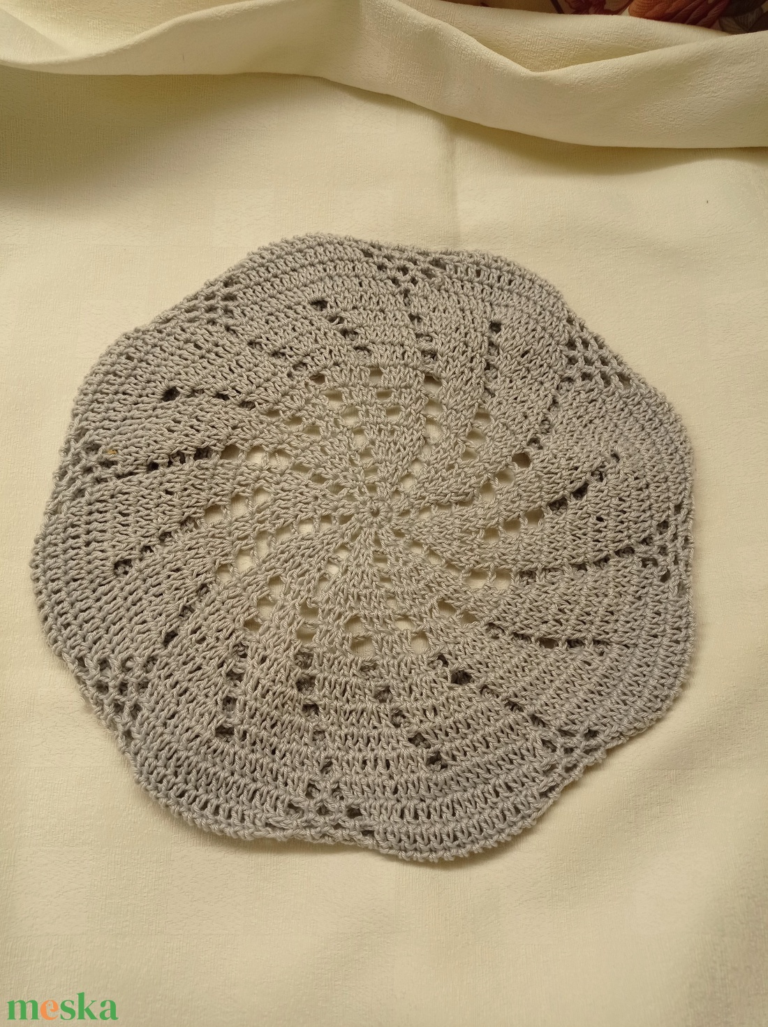Halvány szürke, vékony pamutból horgolt barett sapka - ruha & divat - sál, sapka, kendő - sapka - Meska.hu