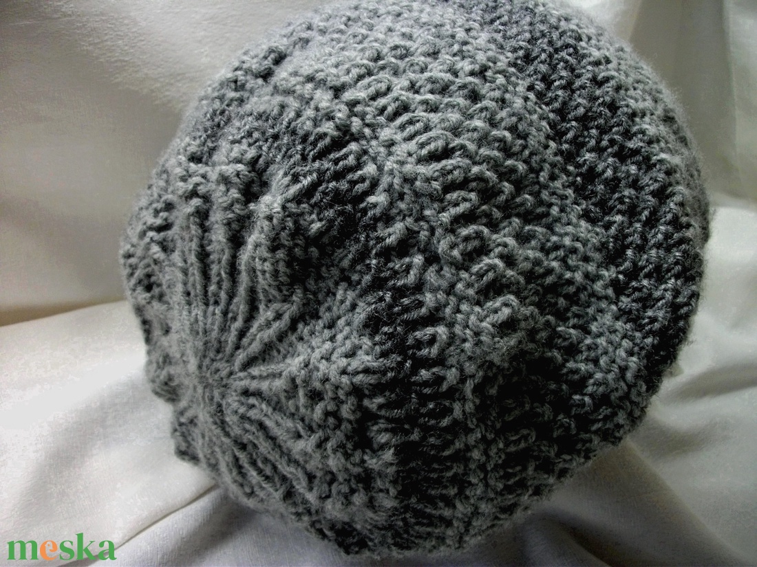 Szürke két árnyalatából kötött  sapka - ruha & divat - sál, sapka, kendő - sapka - Meska.hu
