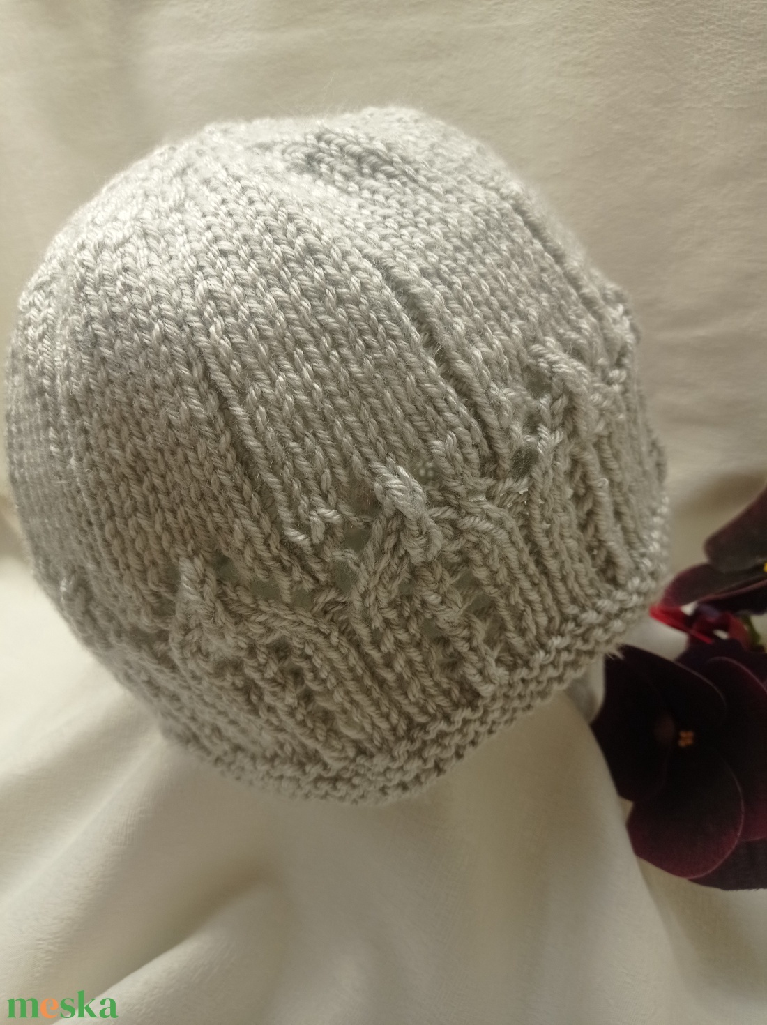 Halvány szürke, közép vastag, áttört, kötött női sapka - ruha & divat - sál, sapka, kendő - sapka - Meska.hu
