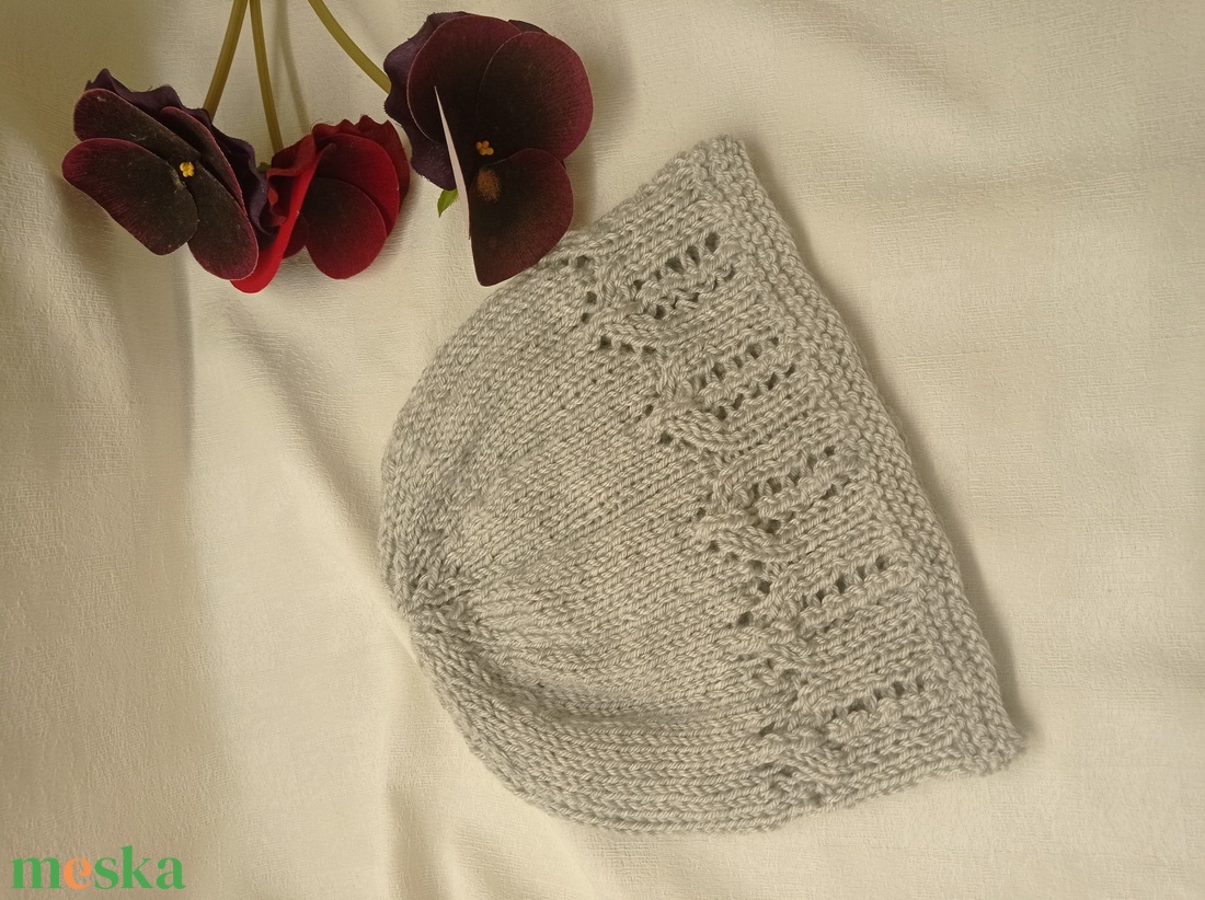 Halvány szürke, közép vastag, áttört, kötött női sapka - ruha & divat - sál, sapka, kendő - sapka - Meska.hu