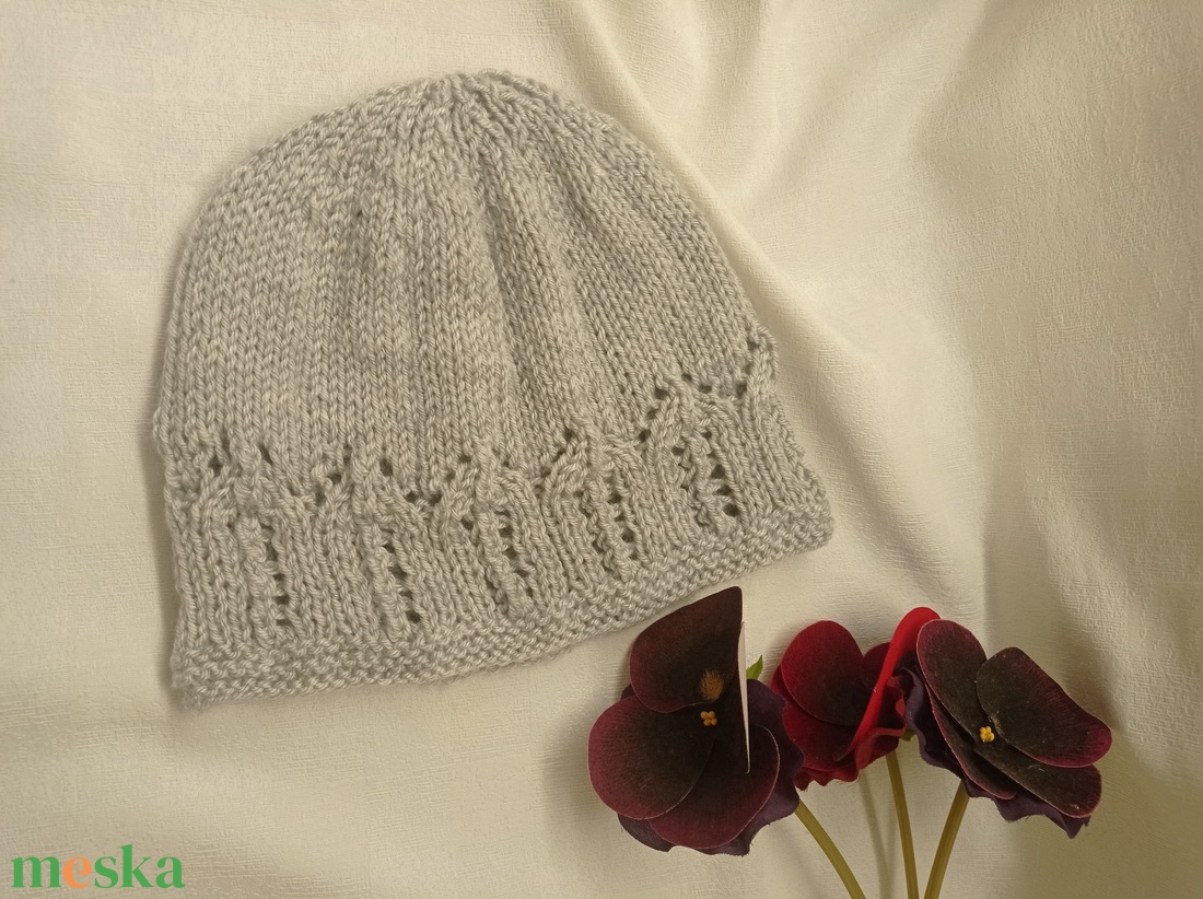 Halvány szürke, közép vastag, áttört, kötött női sapka - ruha & divat - sál, sapka, kendő - sapka - Meska.hu
