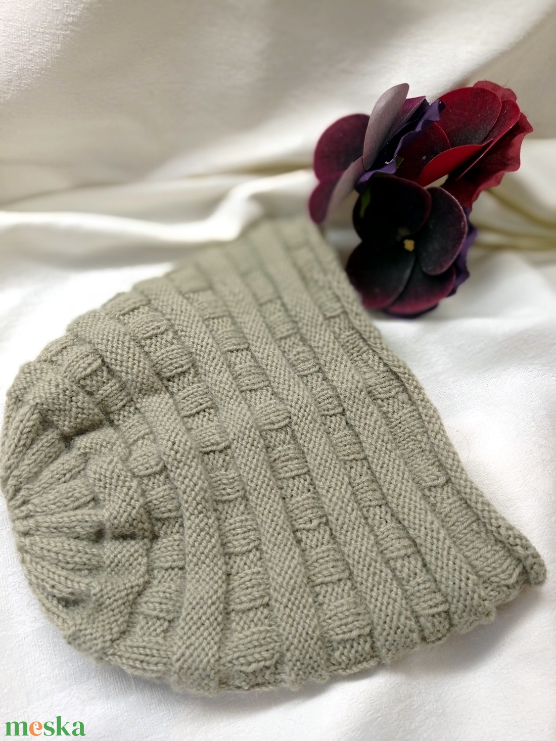 Kötött halványzöld női sapka, nagy gyapjú tartalmú fonalból - ruha & divat - sál, sapka, kendő - sapka - Meska.hu