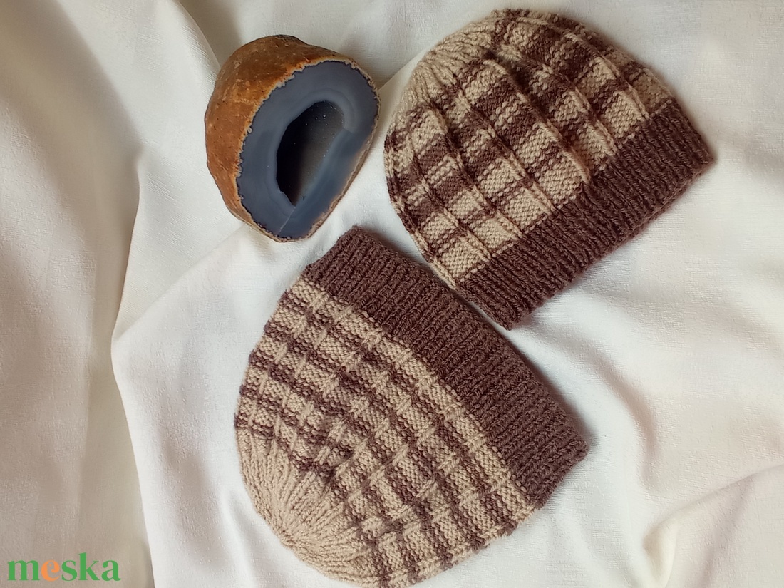 Kötött sapka, felnőtt - gyerek páros  - ruha & divat - sál, sapka, kendő - fejpánt - Meska.hu Kötött sapka, felnőtt - gyerek páros  - ruha & divat - sál, sapka, kendő - fejpánt - Meska.hu