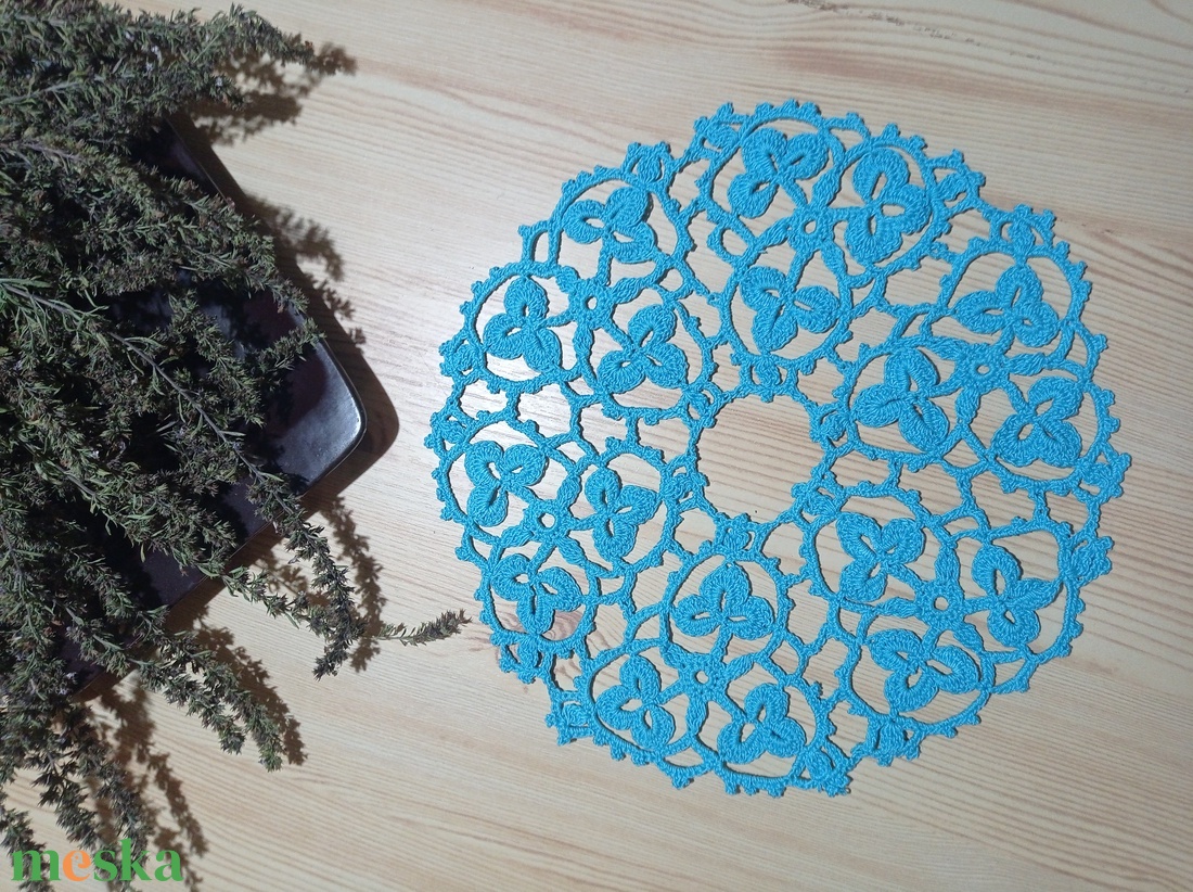 Ír mintás, horgolással készült türkisz és ekrü, kis csipke terítők - otthon & életmód - dekoráció - asztal és polc dekoráció - horgolt & csipketerítő - Meska.hu