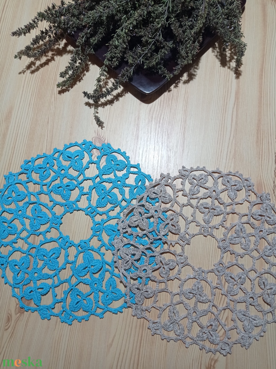 Ír mintás, horgolással készült türkisz és ekrü, kis csipke terítők - otthon & életmód - dekoráció - asztal és polc dekoráció - horgolt & csipketerítő - Meska.hu
