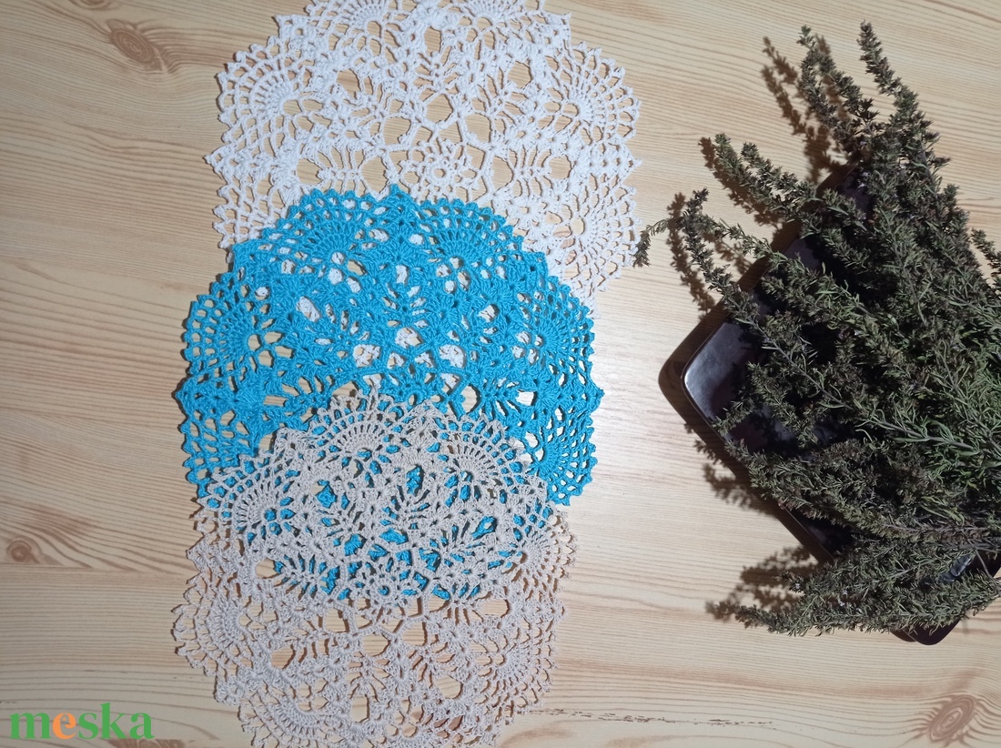 Három szín, azonos minta,csipke terítők - otthon & életmód - dekoráció - asztal és polc dekoráció - horgolt & csipketerítő - Meska.hu