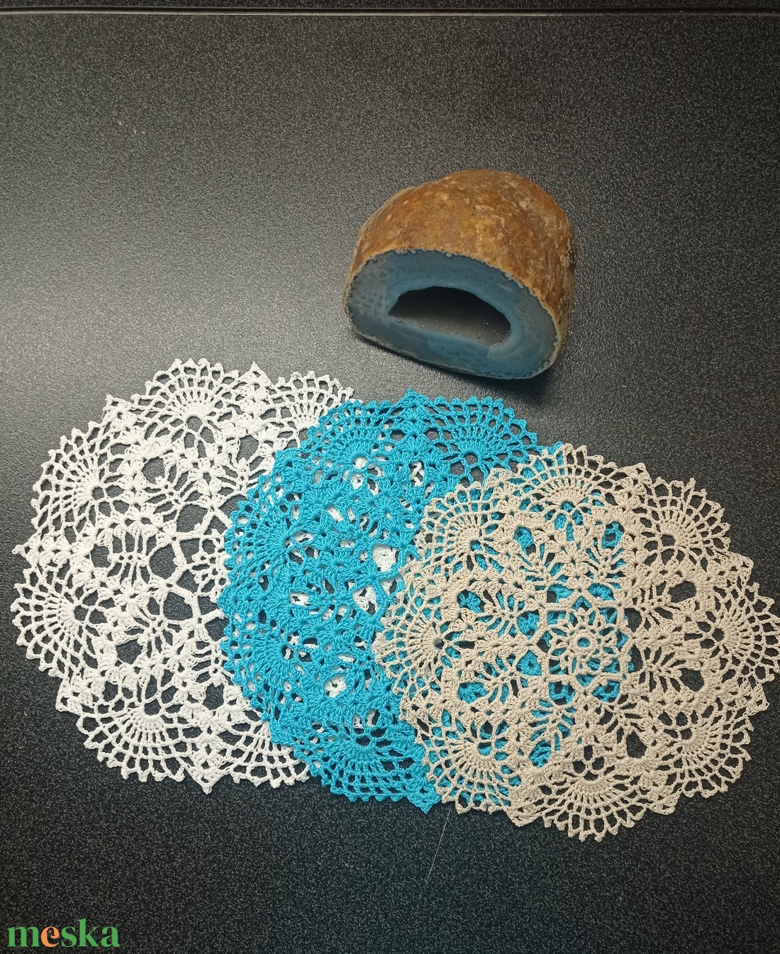 Három szín, azonos minta, csipke terítők - otthon & életmód - dekoráció - asztal és polc dekoráció - horgolt & csipketerítő - Meska.hu