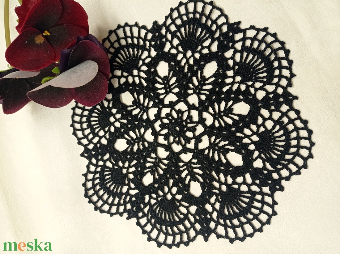 Fekete,  horgolt csipke terítő - otthon & életmód - dekoráció - asztal és polc dekoráció - horgolt & csipketerítő - Meska.hu