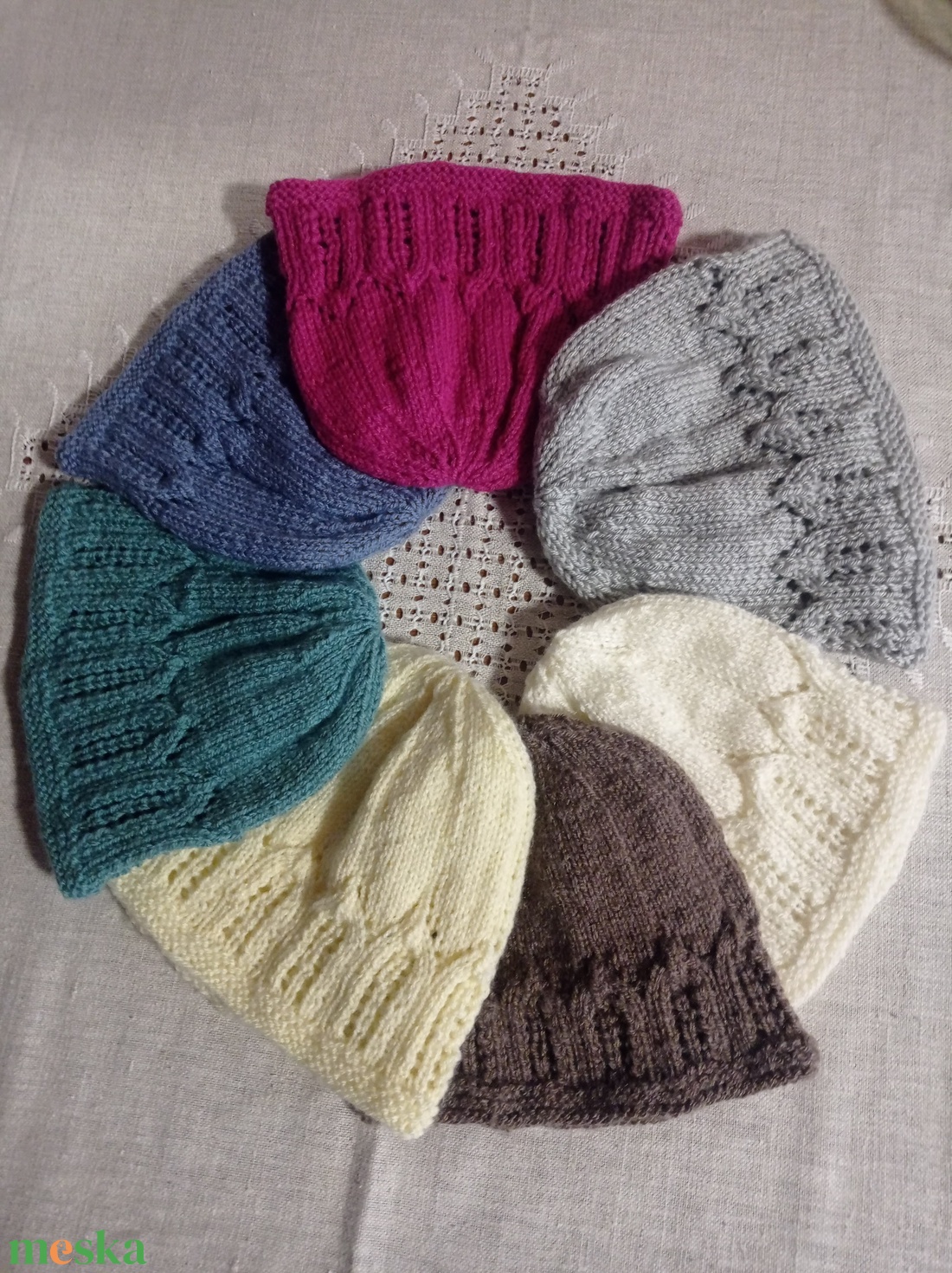 Db/4300Ft Átmeneti, áttört, kötött női sapka - ruha & divat - sál, sapka, kendő - sapka - Meska.hu