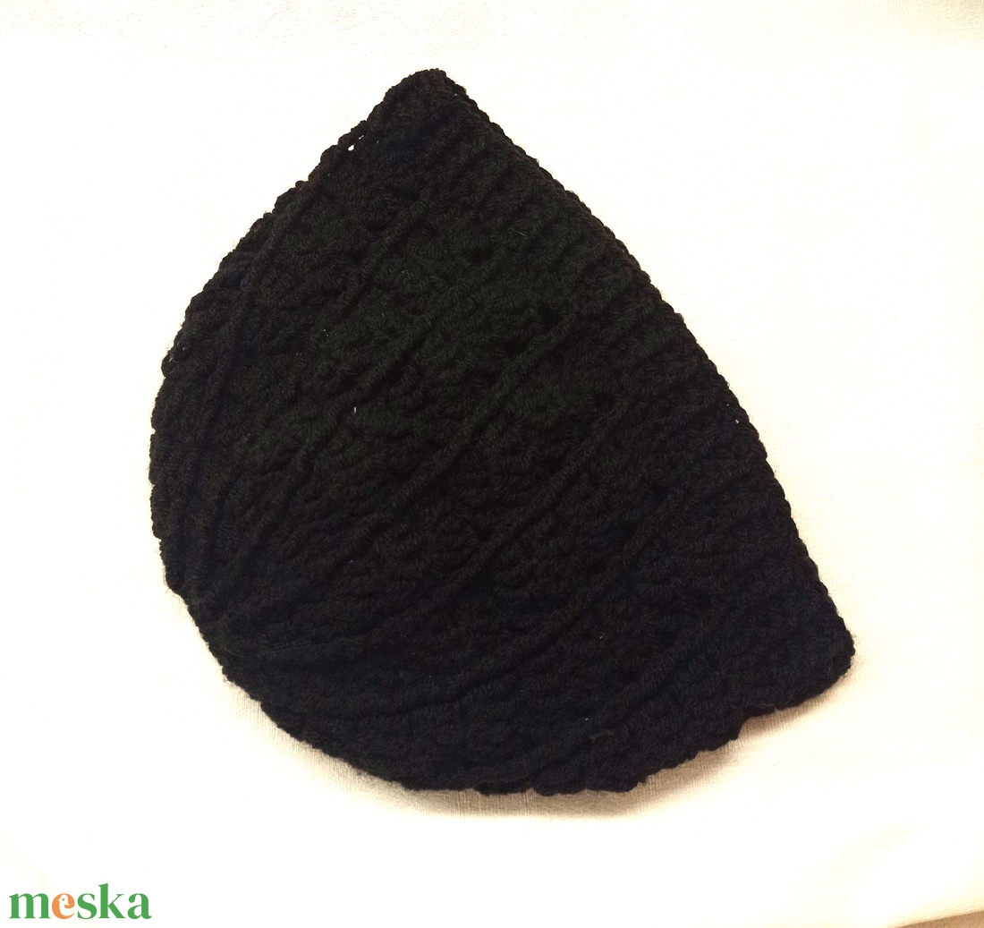 Horgolt, fekete sapka, keresre - ruha & divat - sál, sapka, kendő - sapka - Meska.hu