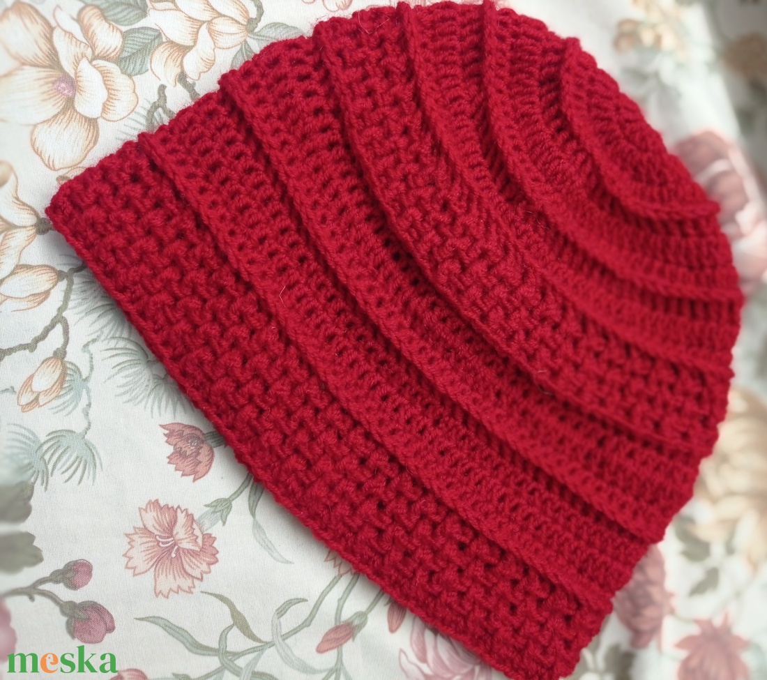 Élénk meggy piros horgolt sapka gyapjú tartalmú fonalból akril szálból, férfi, női - ruha & divat - sál, sapka, kendő - sapka - Meska.hu