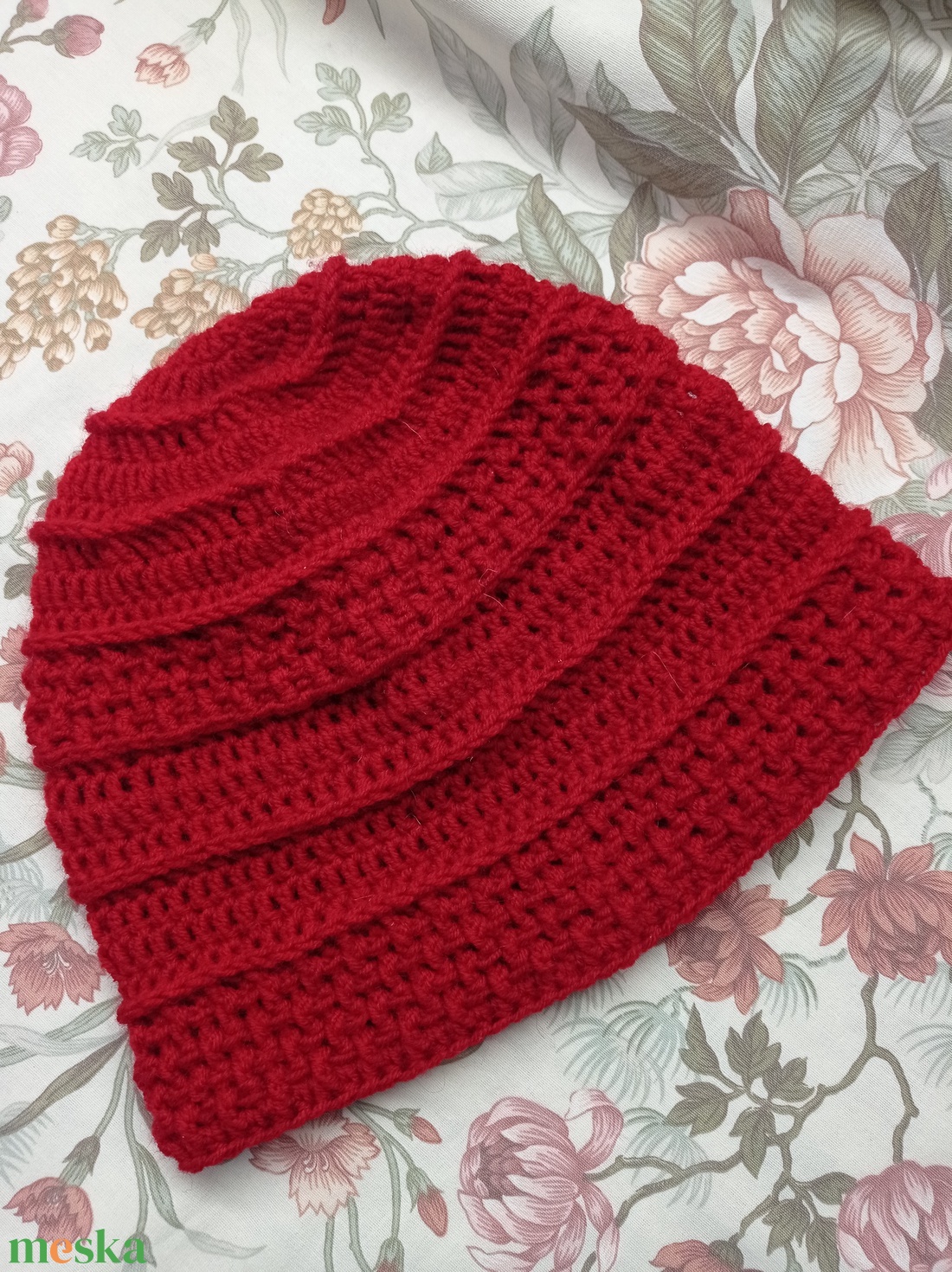 Élénk meggy piros horgolt sapka gyapjú tartalmú fonalból akril szálból, férfi, női - ruha & divat - sál, sapka, kendő - sapka - Meska.hu