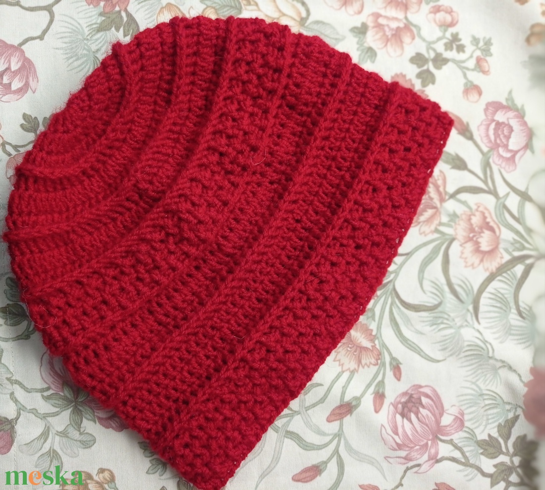 Élénk meggy piros horgolt sapka gyapjú tartalmú fonalból akril szálból, férfi, női - ruha & divat - sál, sapka, kendő - sapka - Meska.hu
