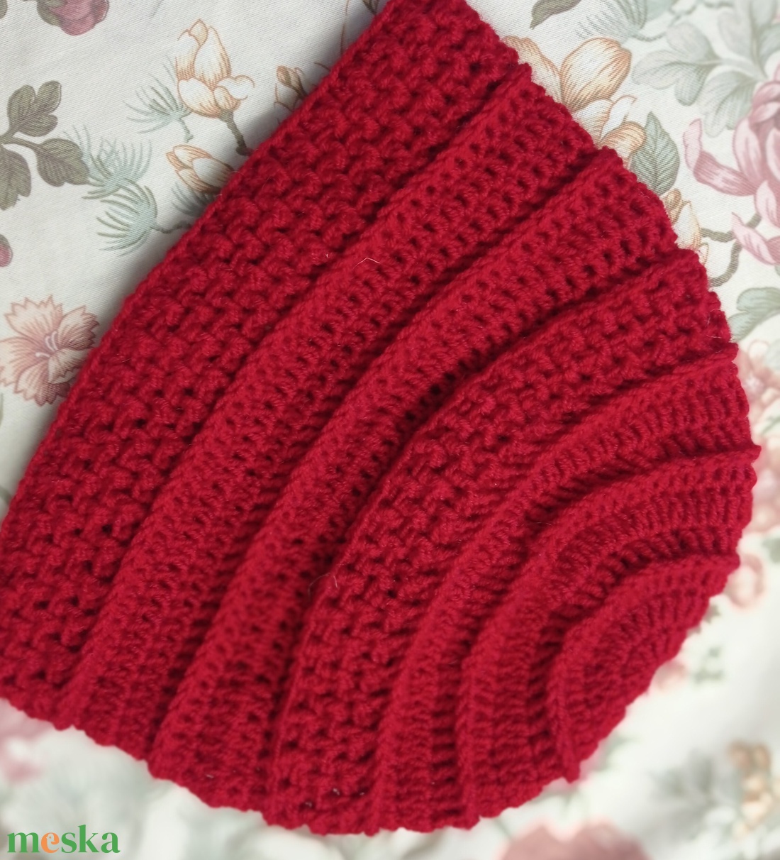 Élénk meggy piros horgolt sapka gyapjú tartalmú fonalból akril szálból, férfi, női - ruha & divat - sál, sapka, kendő - sapka - Meska.hu