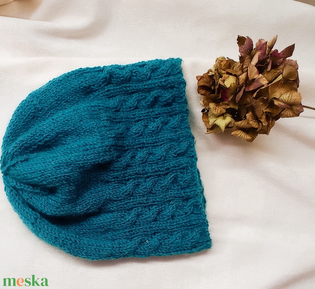 Tiszta gyapjú,csavart mintával kötött sapka  - ruha & divat - sál, sapka, kendő - fejpánt - Meska.hu