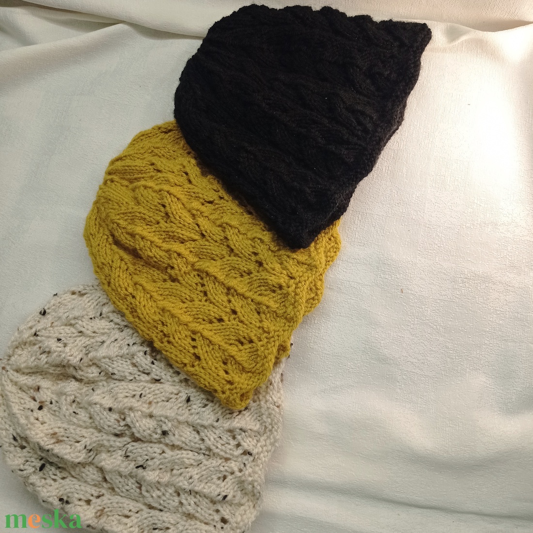 Nyers színű, moppos akril, áttört  mintával kötött sapka  - ruha & divat - sál, sapka, kendő - fejpánt - Meska.hu