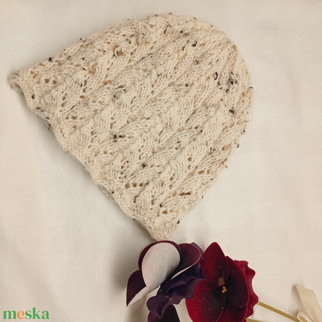 Nyers színű, moppos akril, áttört  mintával kötött sapka  - ruha & divat - sál, sapka, kendő - fejpánt - Meska.hu