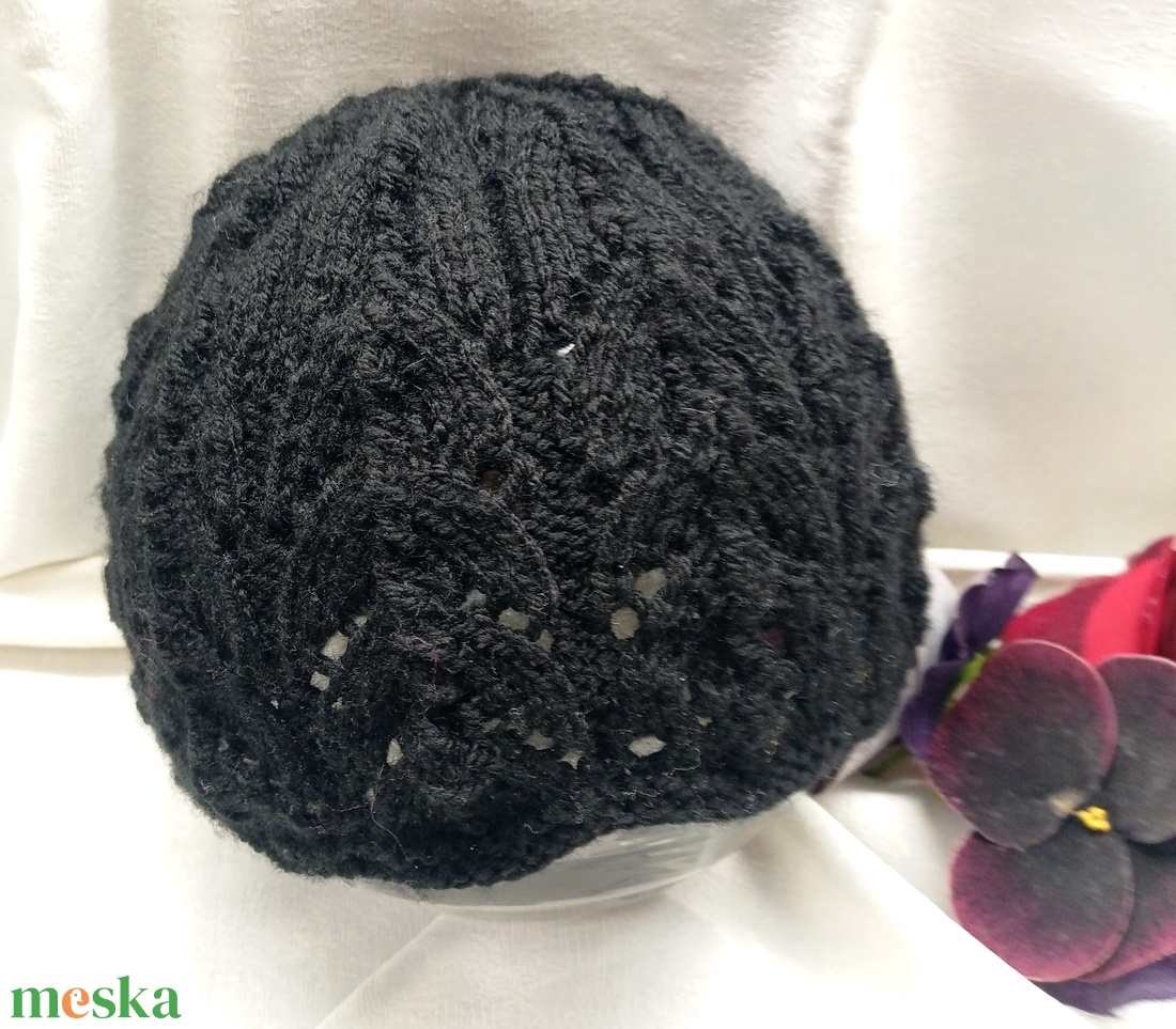 Fekete akril, áttört  mintával kötött sapka  - ruha & divat - sál, sapka, kendő - fejpánt - Meska.hu