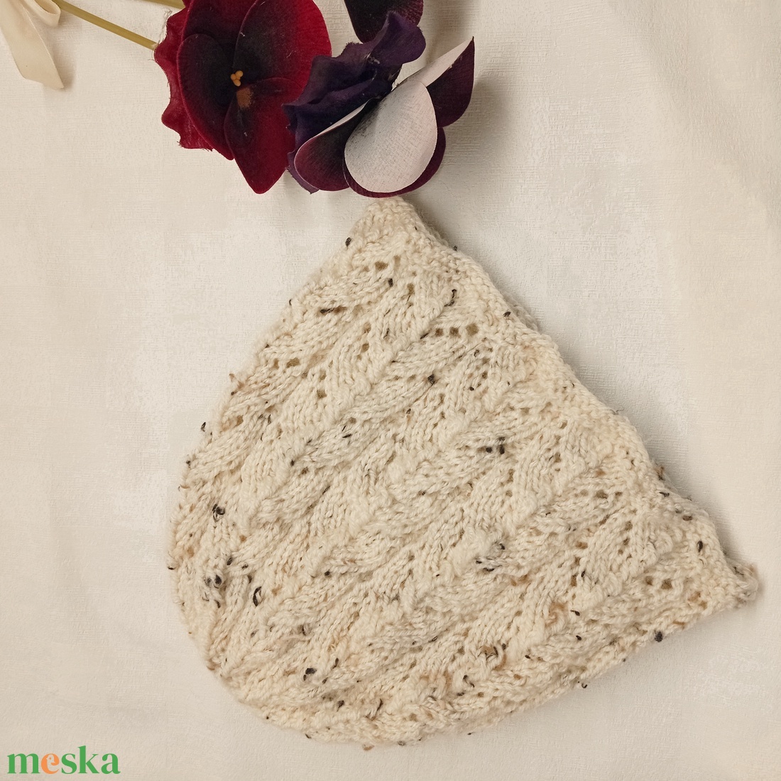 Nyers színű, fehér, moppos akril, áttört  mintával kötött sapka  - ruha & divat - sál, sapka, kendő - fejpánt - Meska.hu