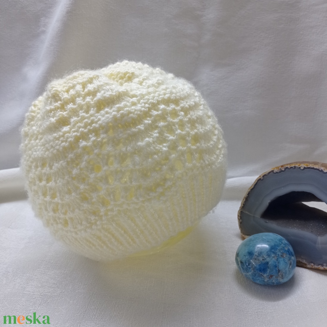 Fehér, csipkekötéssel készült, áttört kötött sapka - ruha & divat - sál, sapka, kendő - fejpánt - Meska.hu