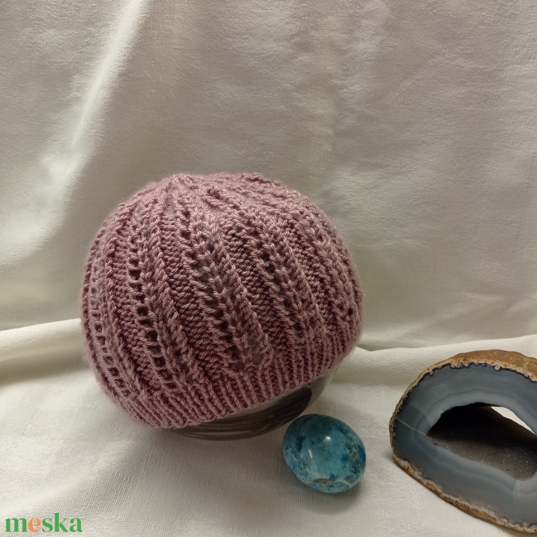 Halvány mályva, tavaszi kötött sapka áttört mintával - ruha & divat - sál, sapka, kendő - fejpánt - Meska.hu