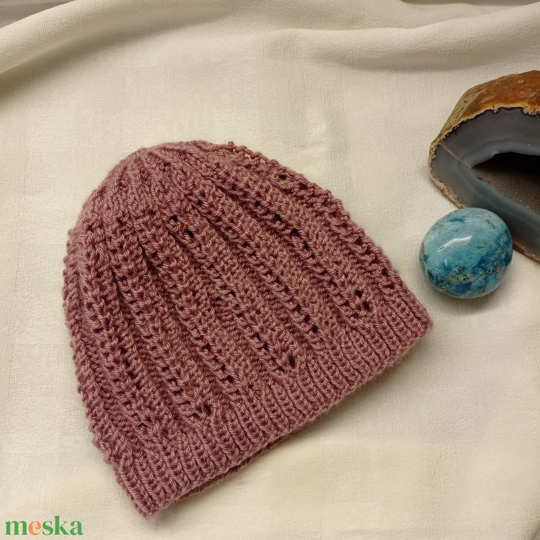 Halvány mályva, tavaszi kötött sapka áttört mintával - ruha & divat - sál, sapka, kendő - fejpánt - Meska.hu