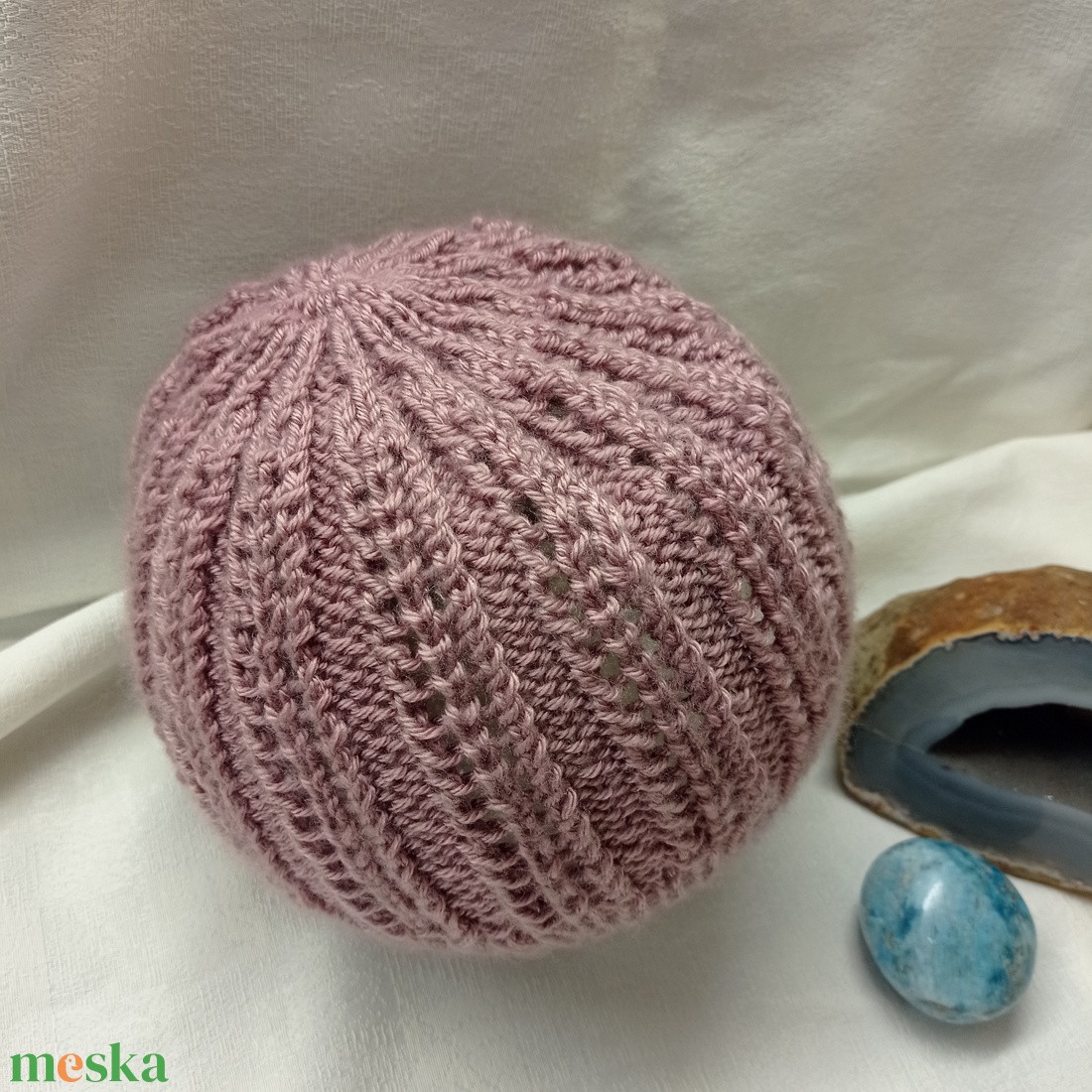 Halvány mályva, tavaszi kötött sapka áttört mintával - ruha & divat - sál, sapka, kendő - fejpánt - Meska.hu