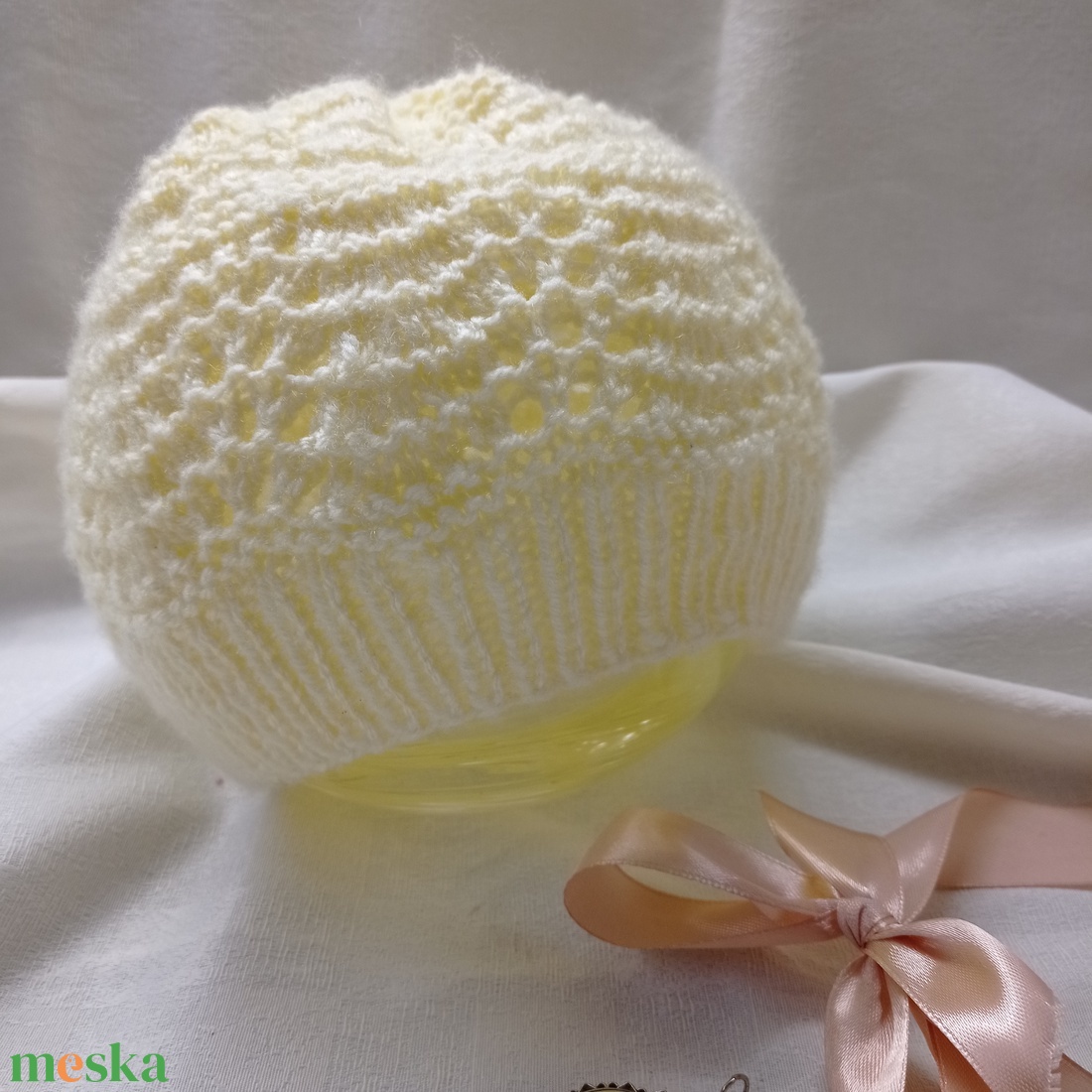 Fehér, csipkekötéssel készült, áttört kötött sapka - ruha & divat - sál, sapka, kendő - fejpánt - Meska.hu