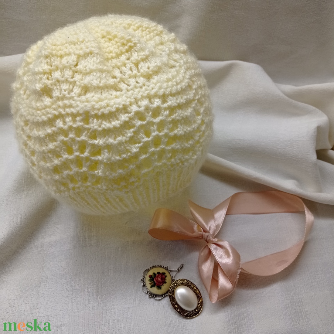 Fehér, csipkekötéssel készült, áttört kötött sapka - ruha & divat - sál, sapka, kendő - fejpánt - Meska.hu