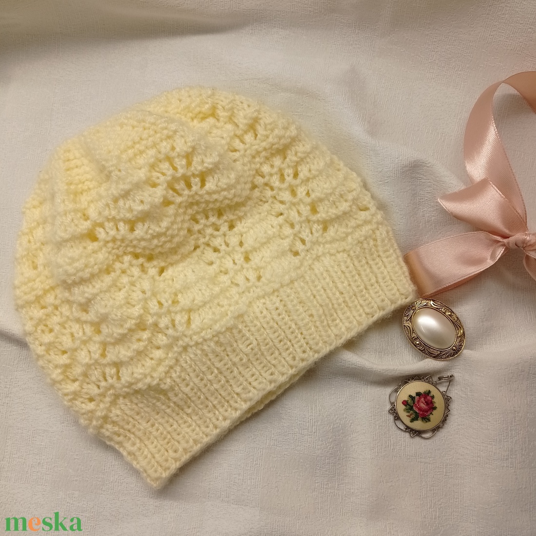 Fehér, csipkekötéssel készült, áttört kötött sapka - ruha & divat - sál, sapka, kendő - fejpánt - Meska.hu