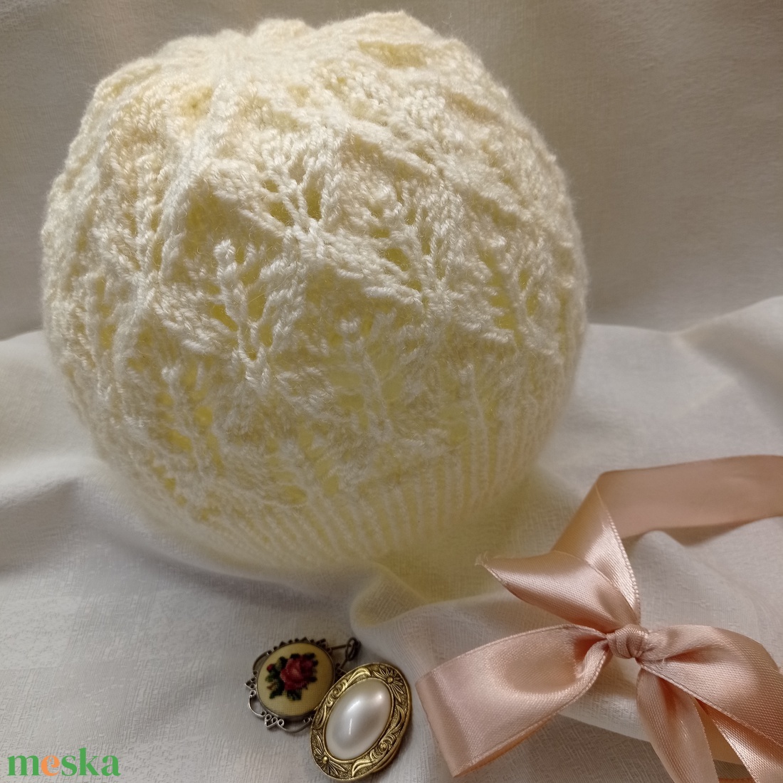 Fehér, csipkekötéssel készült, áttört kötött sapka - ruha & divat - sál, sapka, kendő - fejpánt - Meska.hu