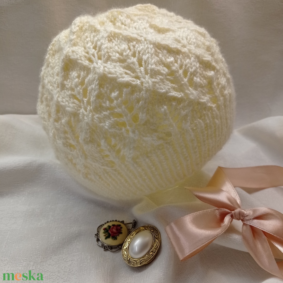 Fehér, csipkekötéssel készült, áttört kötött sapka - ruha & divat - sál, sapka, kendő - fejpánt - Meska.hu