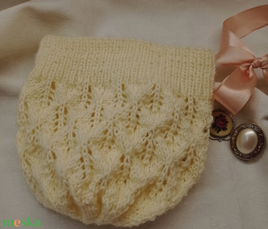 Fehér, csipkekötéssel készült, áttört kötött sapka - ruha & divat - sál, sapka, kendő - fejpánt - Meska.hu