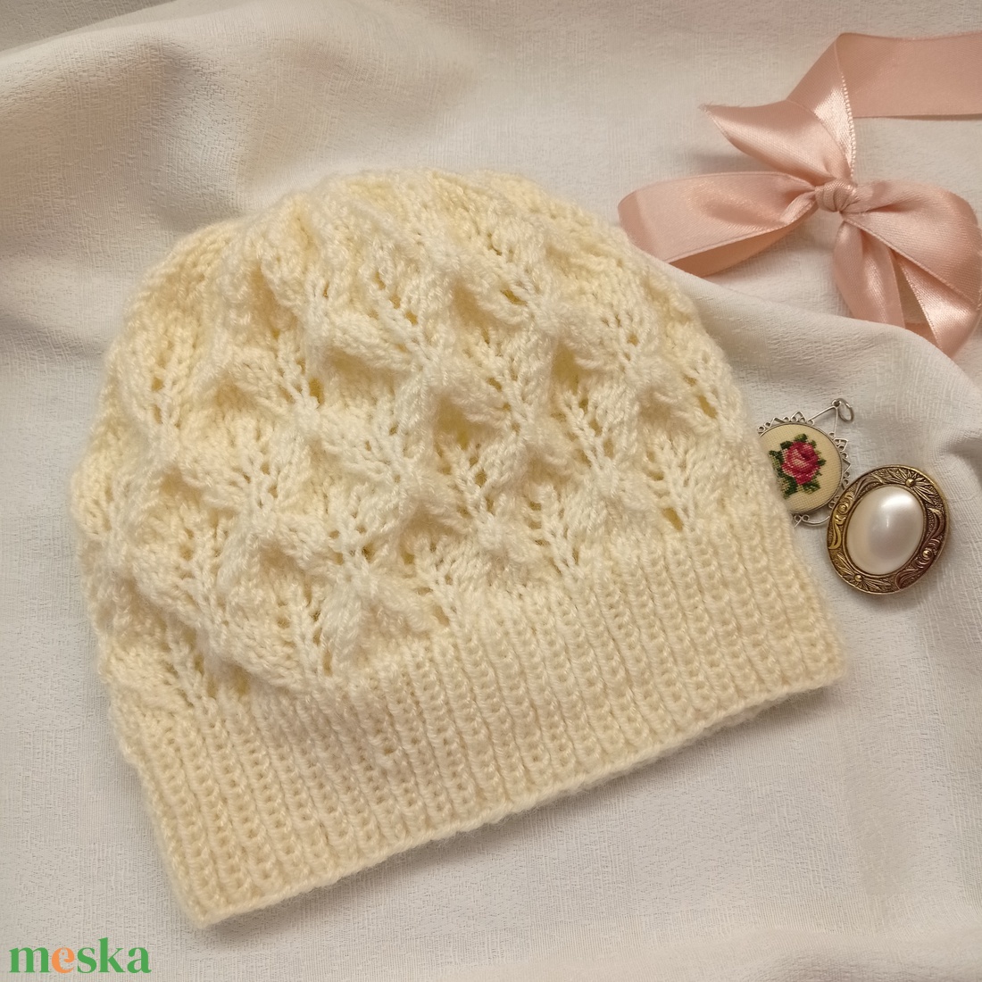 Fehér, csipkekötéssel készült, áttört kötött sapka - ruha & divat - sál, sapka, kendő - fejpánt - Meska.hu