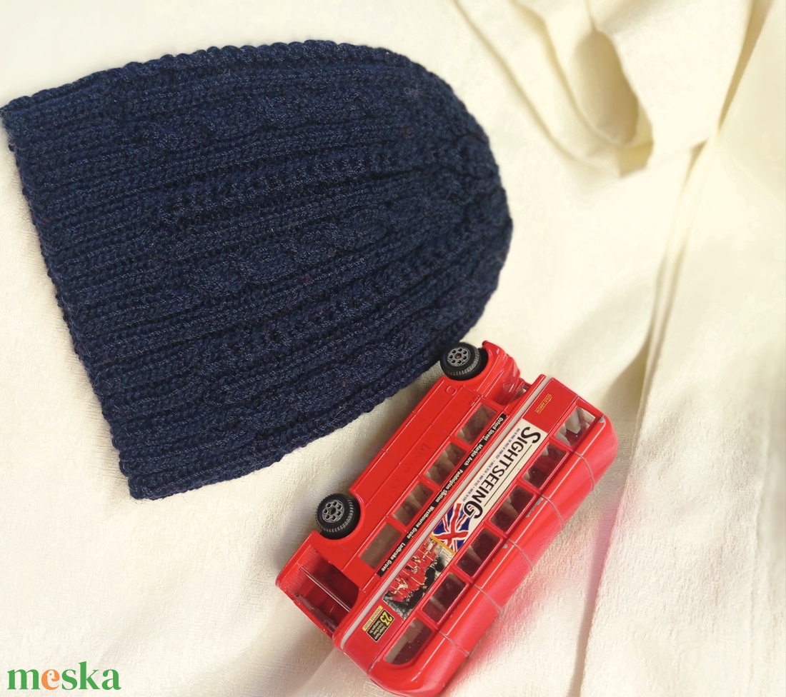 Kisfiú sapka tavaszra. Kötött, csavarásokkal bordákkal - ruha & divat - sál, sapka, kendő - fejpánt - Meska.hu