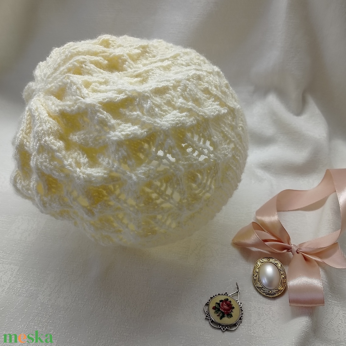 Fehér, csipkekötéssel készült, áttört kötött sapka - ruha & divat - sál, sapka, kendő - fejpánt - Meska.hu