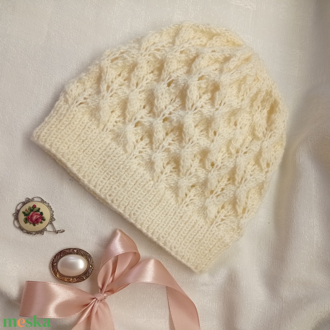 Fehér, csipkekötéssel készült, áttört kötött sapka - ruha & divat - sál, sapka, kendő - fejpánt - Meska.hu