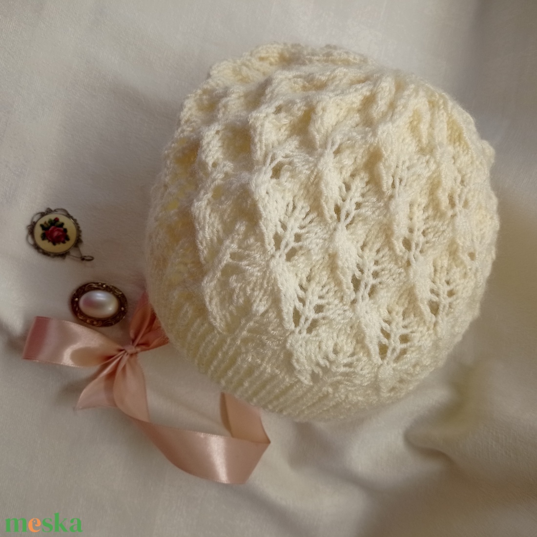 Fehér, csipkekötéssel készült, áttört kötött sapka - ruha & divat - sál, sapka, kendő - fejpánt - Meska.hu