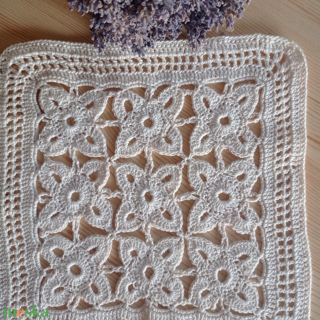 Horgolt, sűrű mintás kis terítő, alátét  - otthon & életmód - lakástextil - abrosz, terítő - díszterítő polcra, komódra - Meska.hu