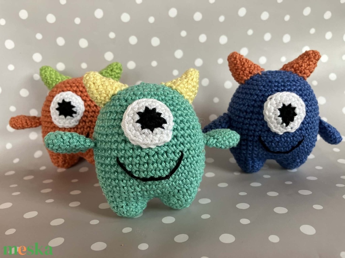 Amigurumi horgolt mini Szörnyecske - játék & sport - plüssállat & játékfigura - szörnyike - Meska.hu