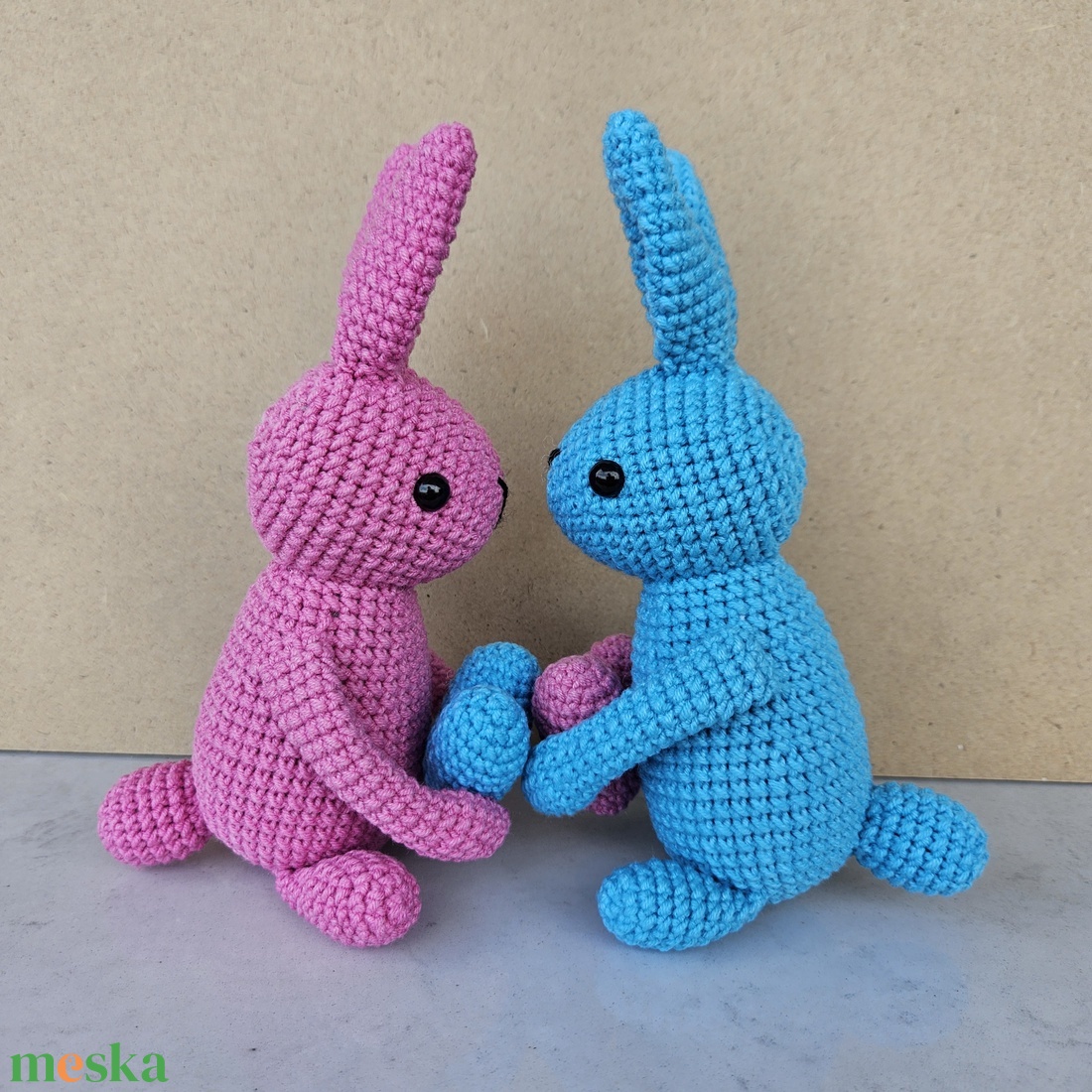 Szívecskés nyuszipár - horgolt - játék & sport - plüssállat & játékfigura - nyuszi - Meska.hu