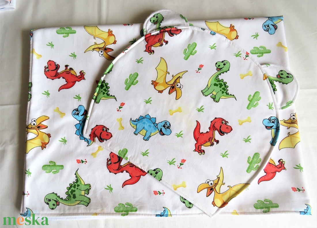 Baba takaró maci párnával - Színes dínok - otthon & életmód - babaszoba, gyerekszoba - babatakaró, gyerek pléd - Meska.hu